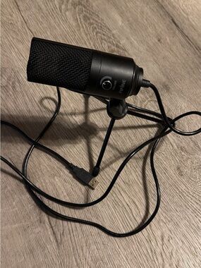 Fifine USB Desktop Microphone in Black with Adjustable Tripod Stand